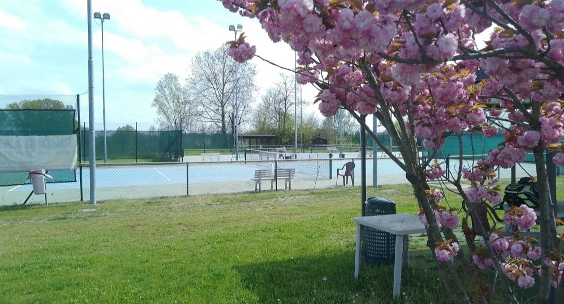 I campi da tennis del circolo, con il giardino e gli alberi in fiore
